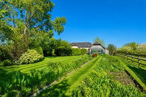 Elcombe Barn_Garden- click for photo gallery